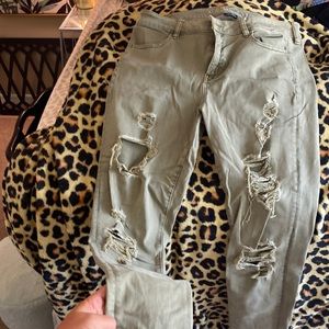 Beautiful green superstretch American Eagle jeans with holes